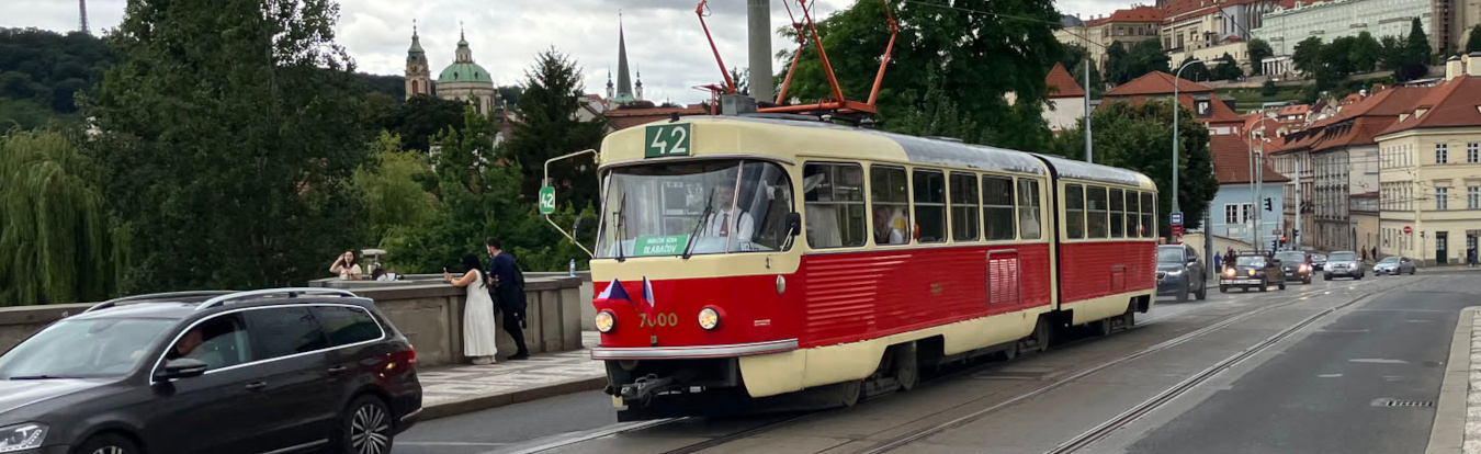/botfluencer/images/prague-42-tram.jpg